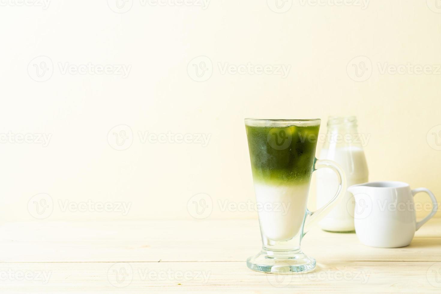 latte freddo al tè verde matcha con latte foto