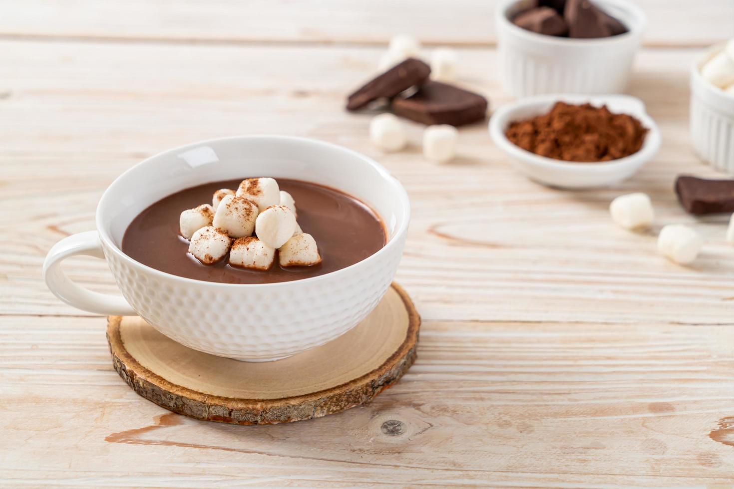 cioccolata calda con marshmallow in tazza foto