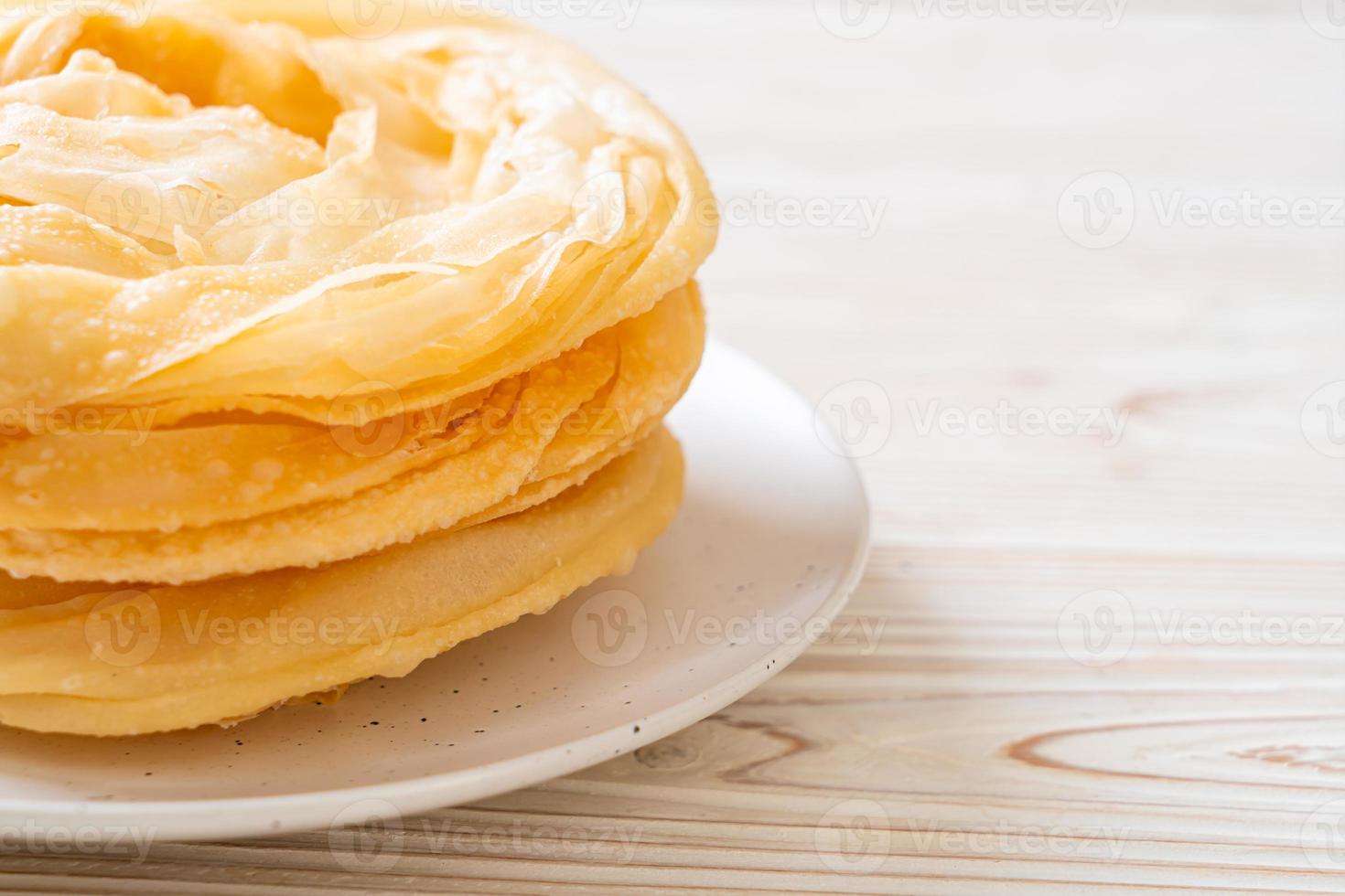 pasta roti fritta croccante con latte condensato zuccherato foto