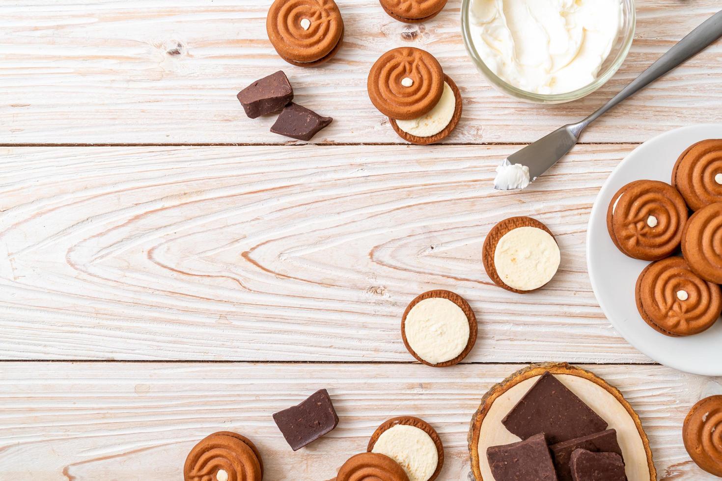 biscotti al cioccolato con crema al latte foto