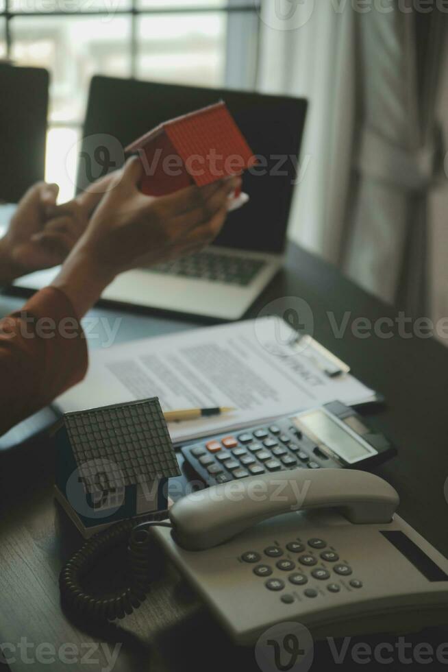 acquistare o vendere vero tenuta mutuo, vendita rappresentante offrire Casa Acquista contrarre per acquistare un' Casa o appartamento e mutuo i soldi e finanziario concetti foto