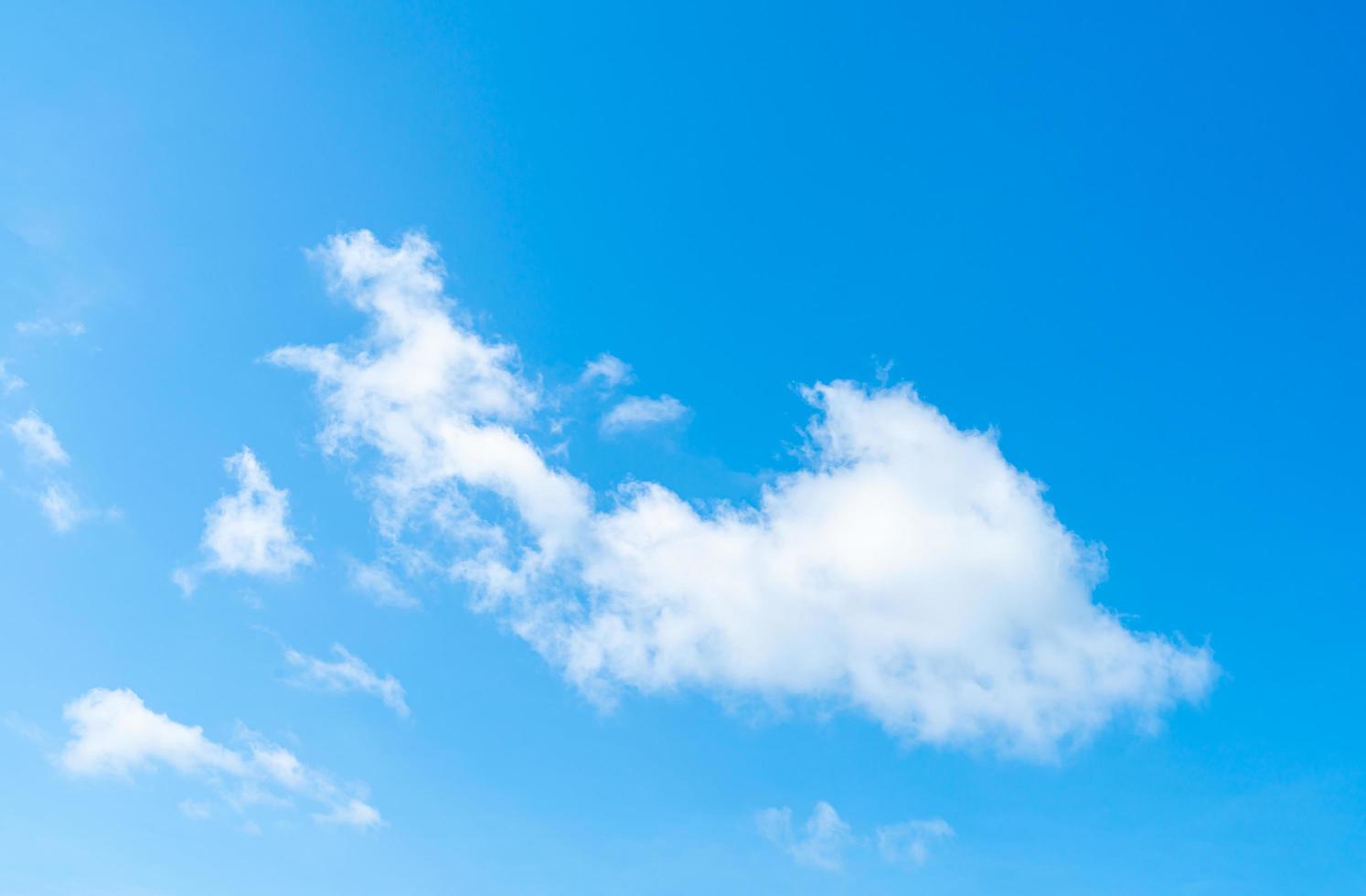 bel cielo azzurro con nuvole e copia spazio per lo sfondo foto