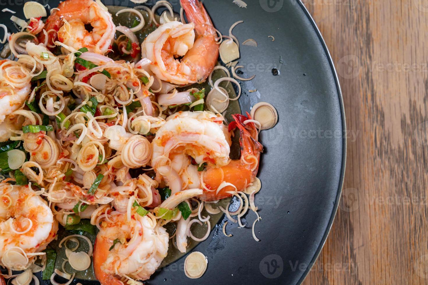 insalata di gamberi piccante con erbe alla piastra foto