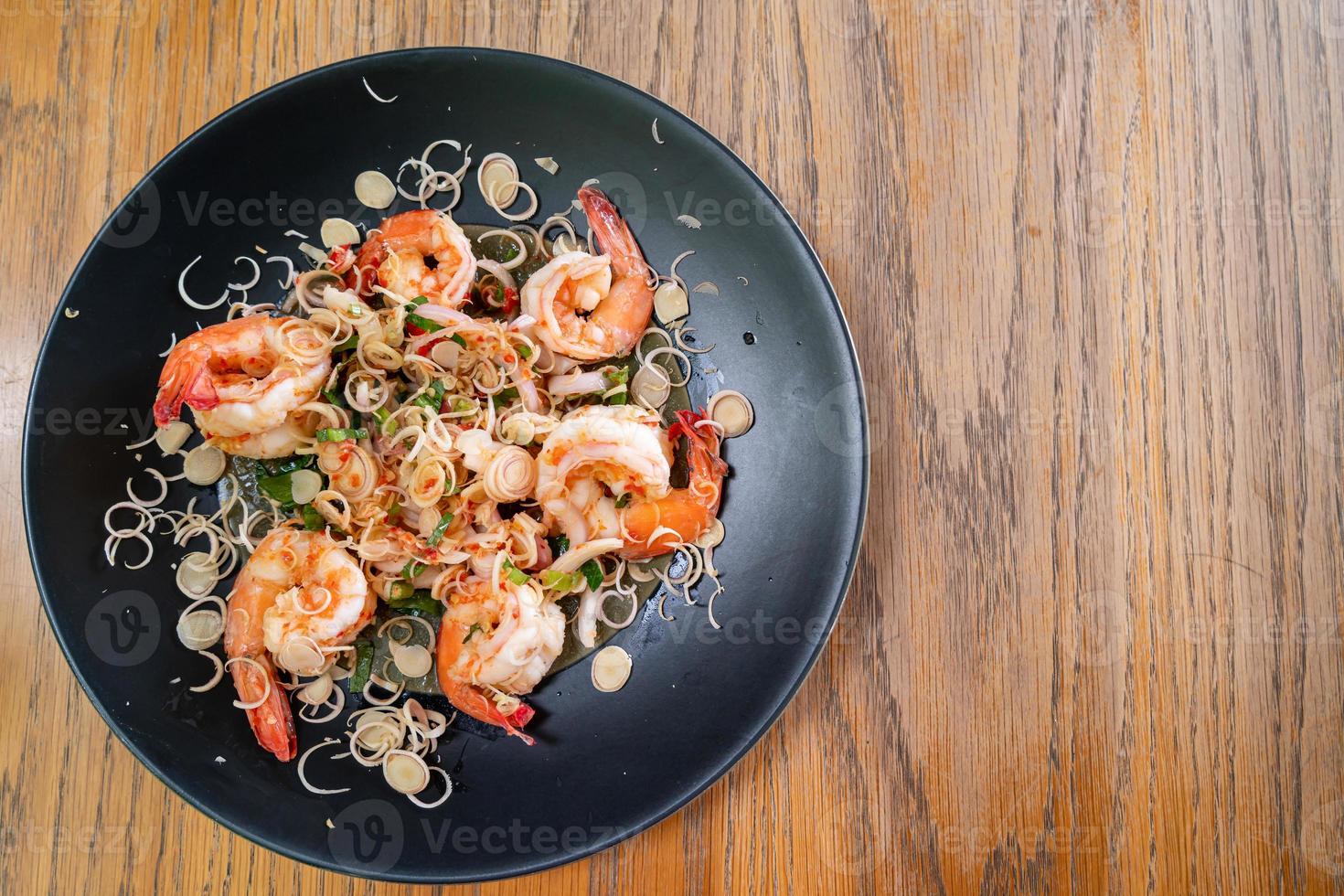 insalata di gamberi piccante con erbe alla piastra foto