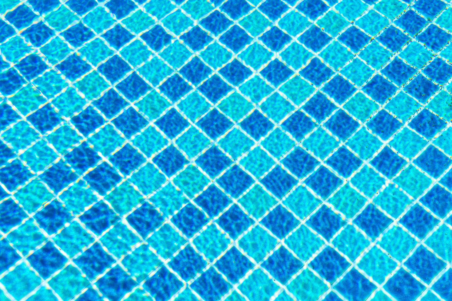 piastrelle della piscina con superficie dell'acqua per lo sfondo foto