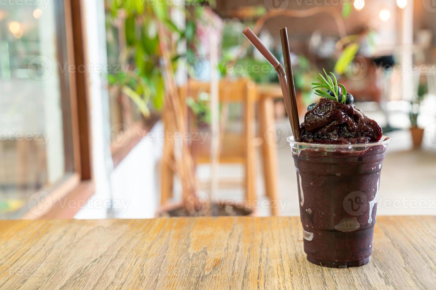 frutti di bosco si fondono in vetro in bar e ristorante foto