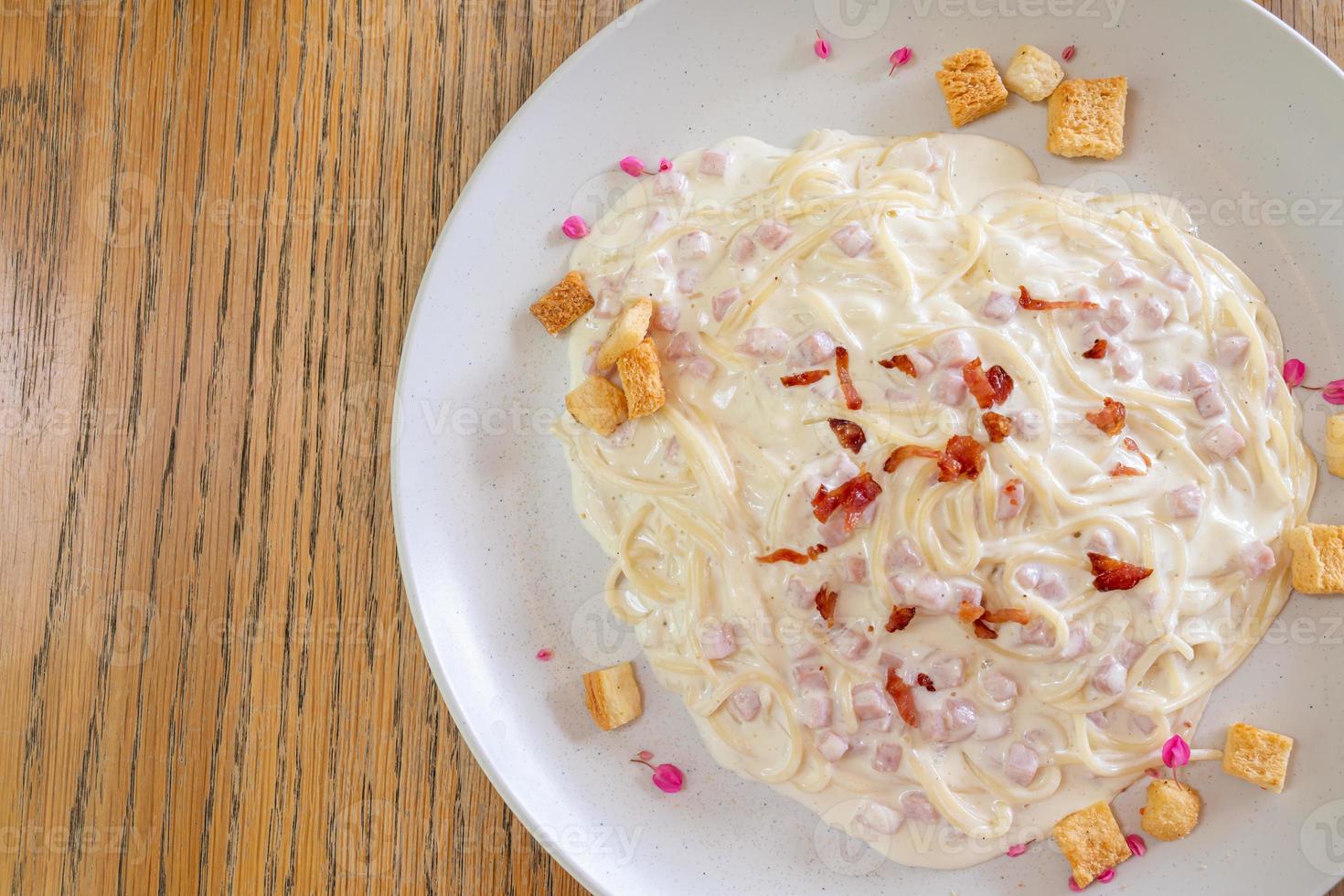 spaghetti alla carbonara salsa di panna con pancetta - stile italiano foto