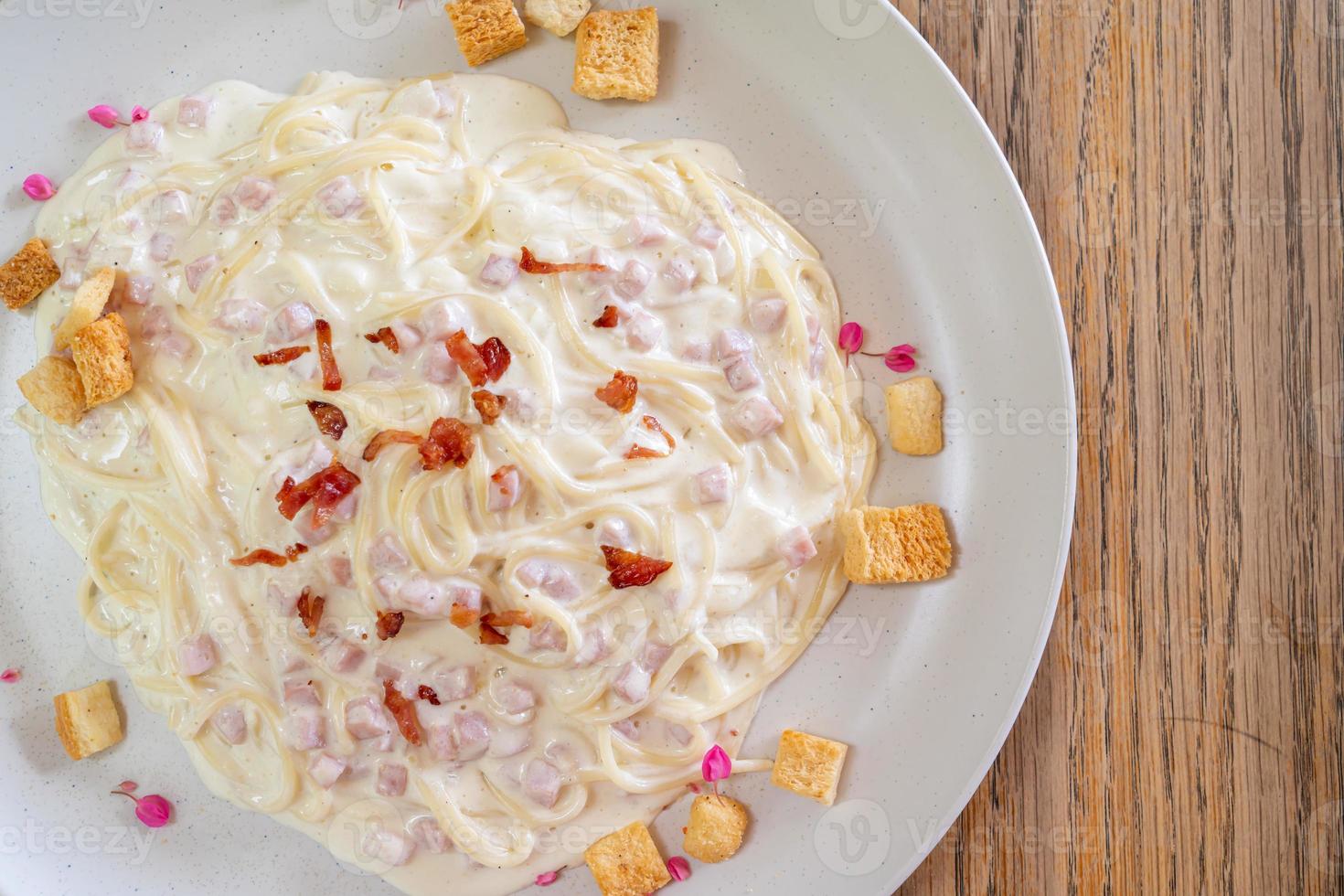 spaghetti alla carbonara salsa di panna con pancetta - stile italiano foto