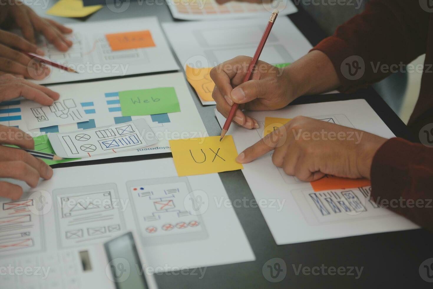 vicino su UX sviluppatore e ui progettista di brainstorming di mobile App interfaccia wireframe design su tavolo con cliente breve e colore codice a moderno ufficio.creativo digitale sviluppo agenzia foto