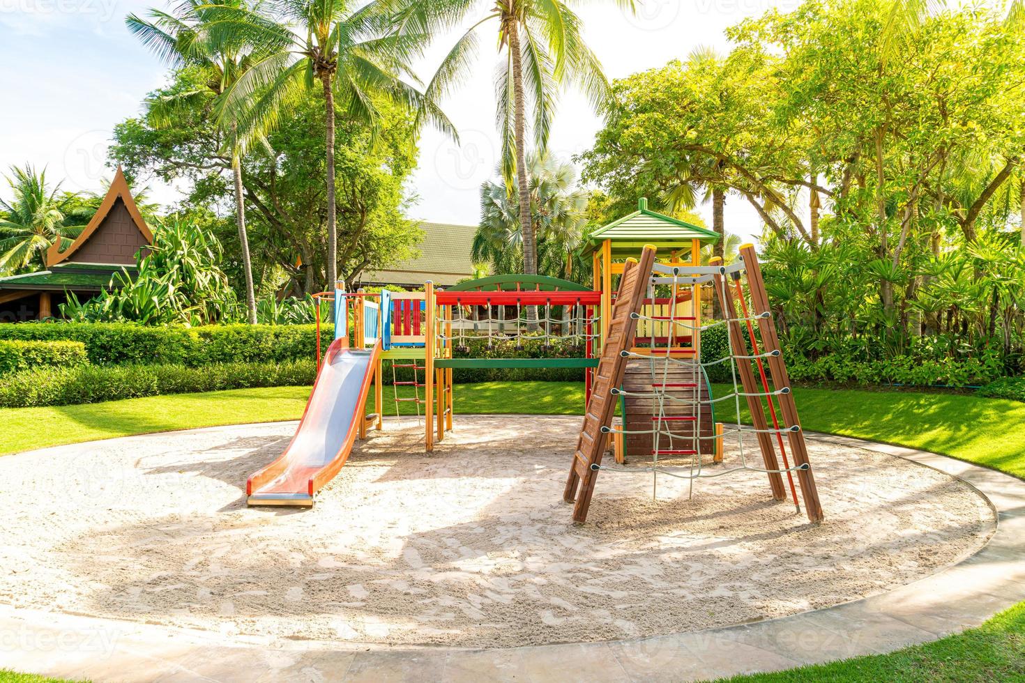 un parco giochi per bambini, uno scivolo situato sulla sabbia foto