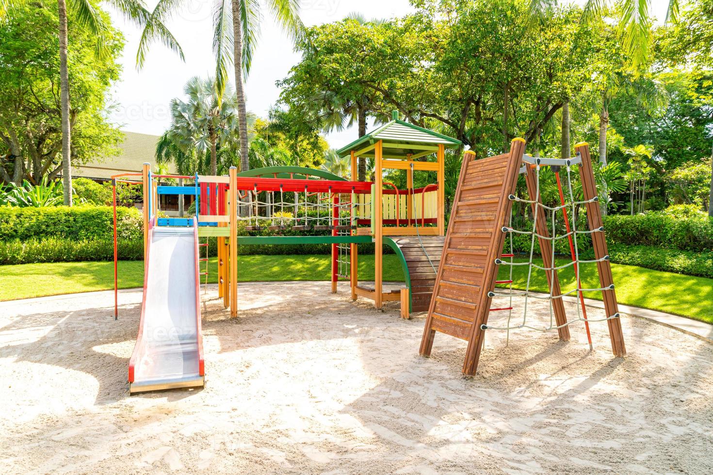un parco giochi per bambini, uno scivolo situato sulla sabbia foto