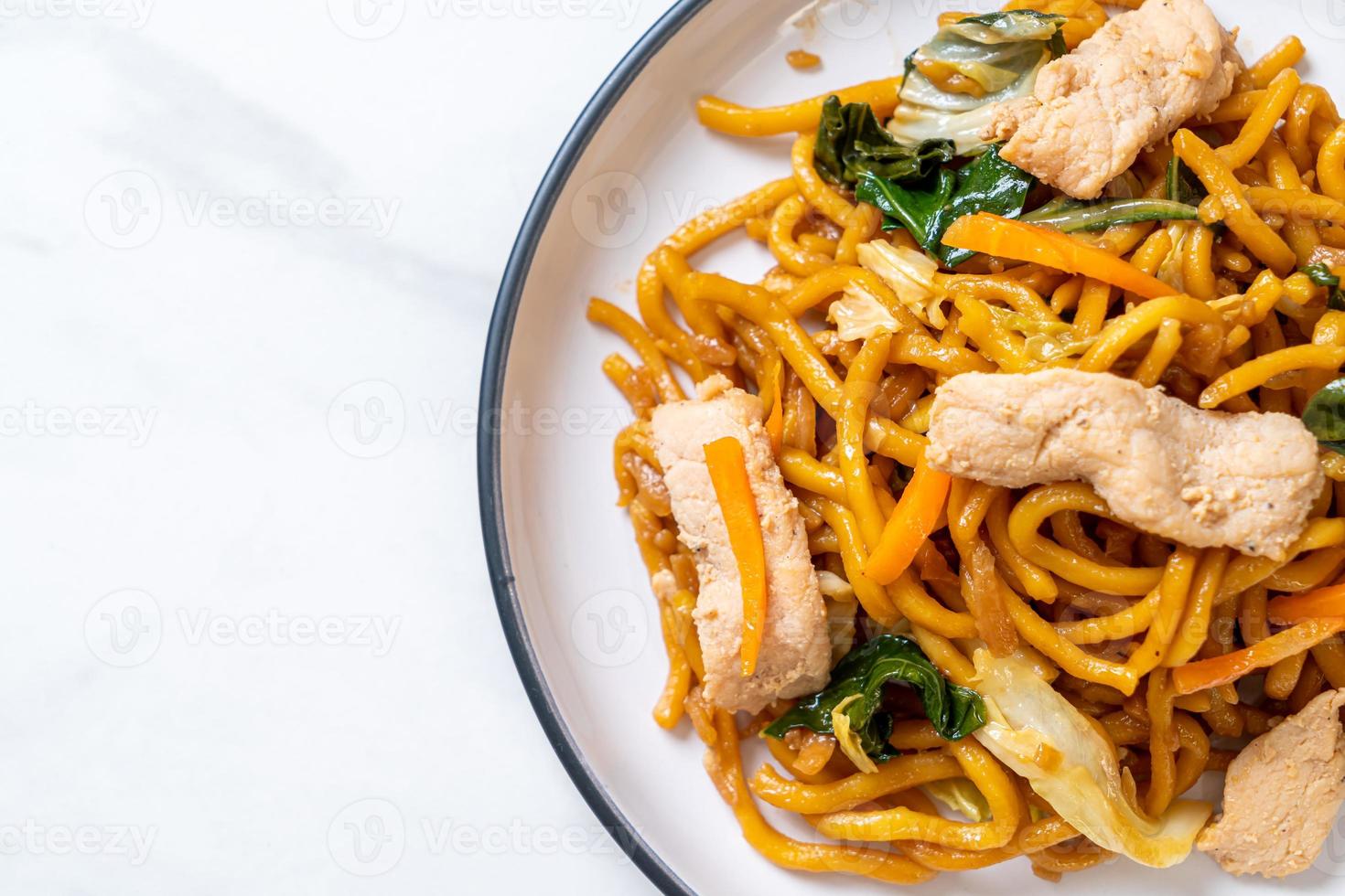 noodles yakisoba saltati in padella con pollo - stile asiatico food foto