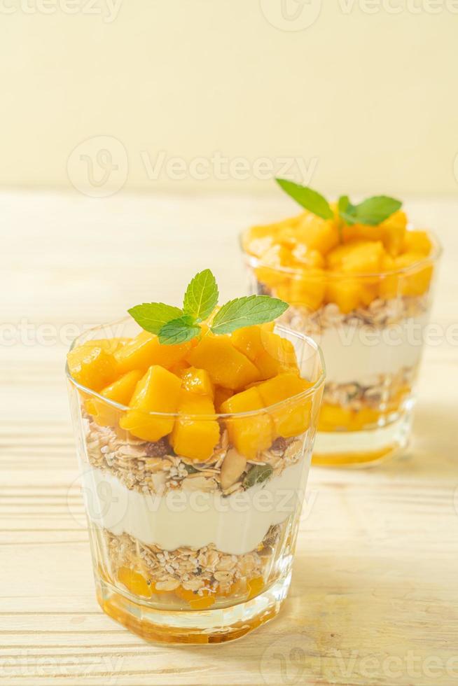 yogurt al mango fresco con muesli in vetro - stile di cibo sano foto