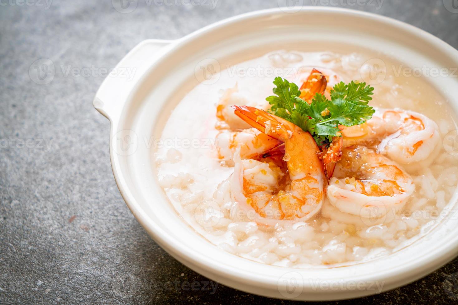 zuppa di porridge o riso bollito con ciotola di gamberi foto