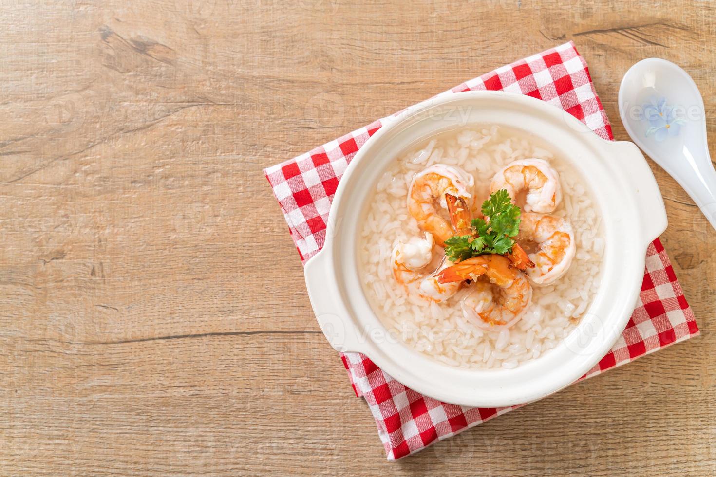 zuppa di porridge o riso bollito con ciotola di gamberi foto