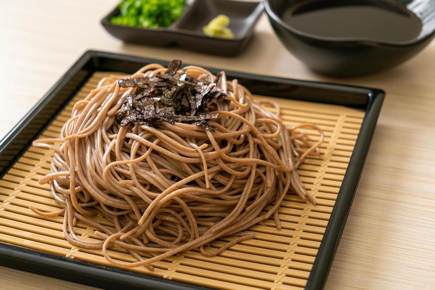 soba di grano saraceno freddo o zaru ramen - stile alimentare giapponese japanese foto