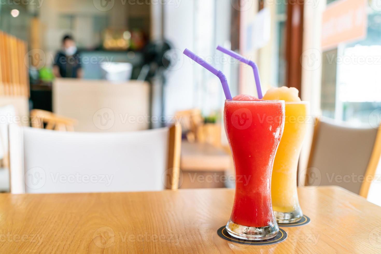 frullato di arancia e bicchiere di frullato di anguria nel ristorante caffetteria foto