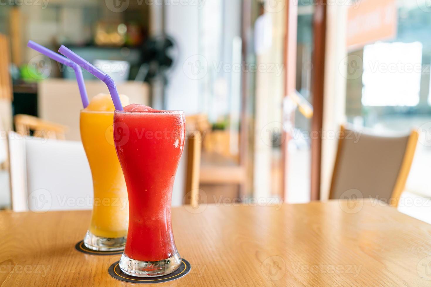 frullato di arancia e bicchiere di frullato di anguria nel ristorante caffetteria foto