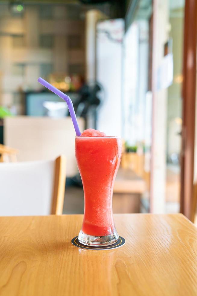 bicchiere di frullato di miscela di anguria nel ristorante caffetteria foto