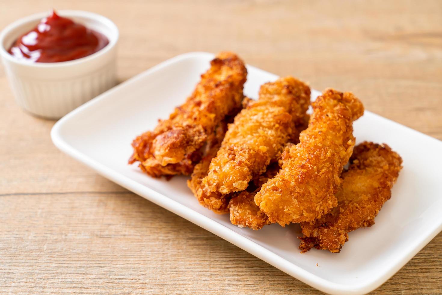 stecco di pollo fritto con ketchup foto