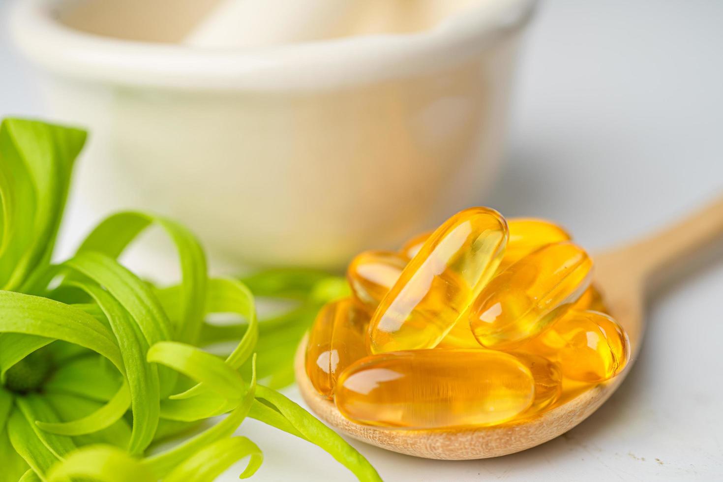 medicina alternativa capsula organica a base di erbe con vitamina e omega 3 olio di pesce, minerale, farmaco con foglie di erbe integratori naturali per una vita sana e buona. foto