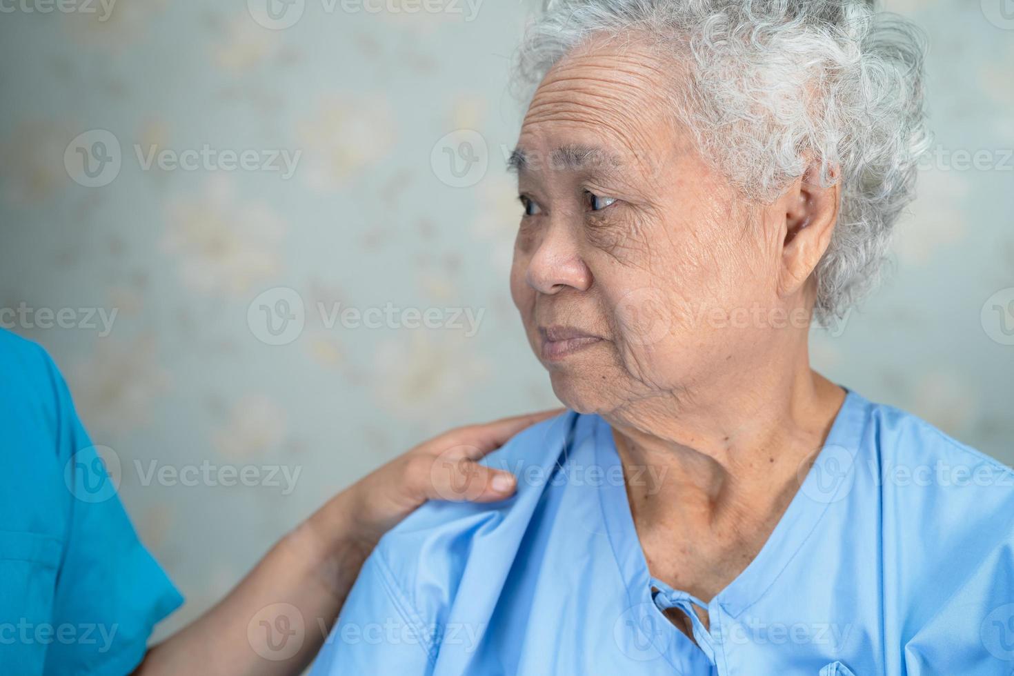 medico fisioterapista infermiere asiatico che tocca paziente donna anziana o anziana asiatica anziana con amore, cura, aiuto, incoraggiamento ed empatia nel reparto ospedaliero di cura, concetto medico sano e forte. foto