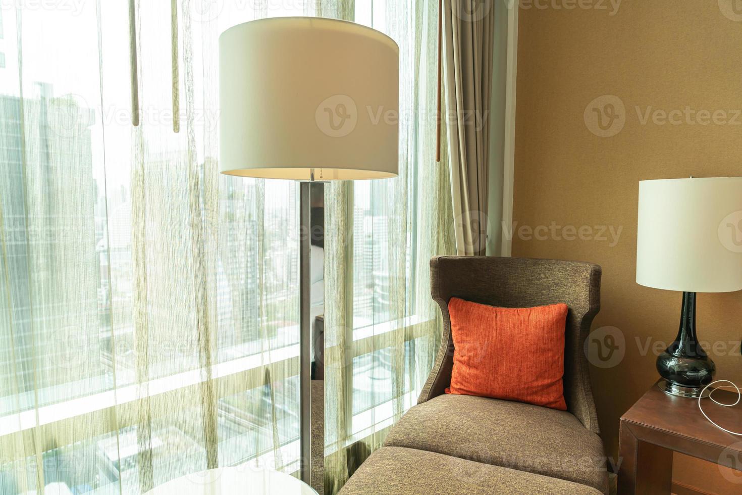 bella decorazione del cuscino sul divano letto vicino alla finestra con la luce del sole foto