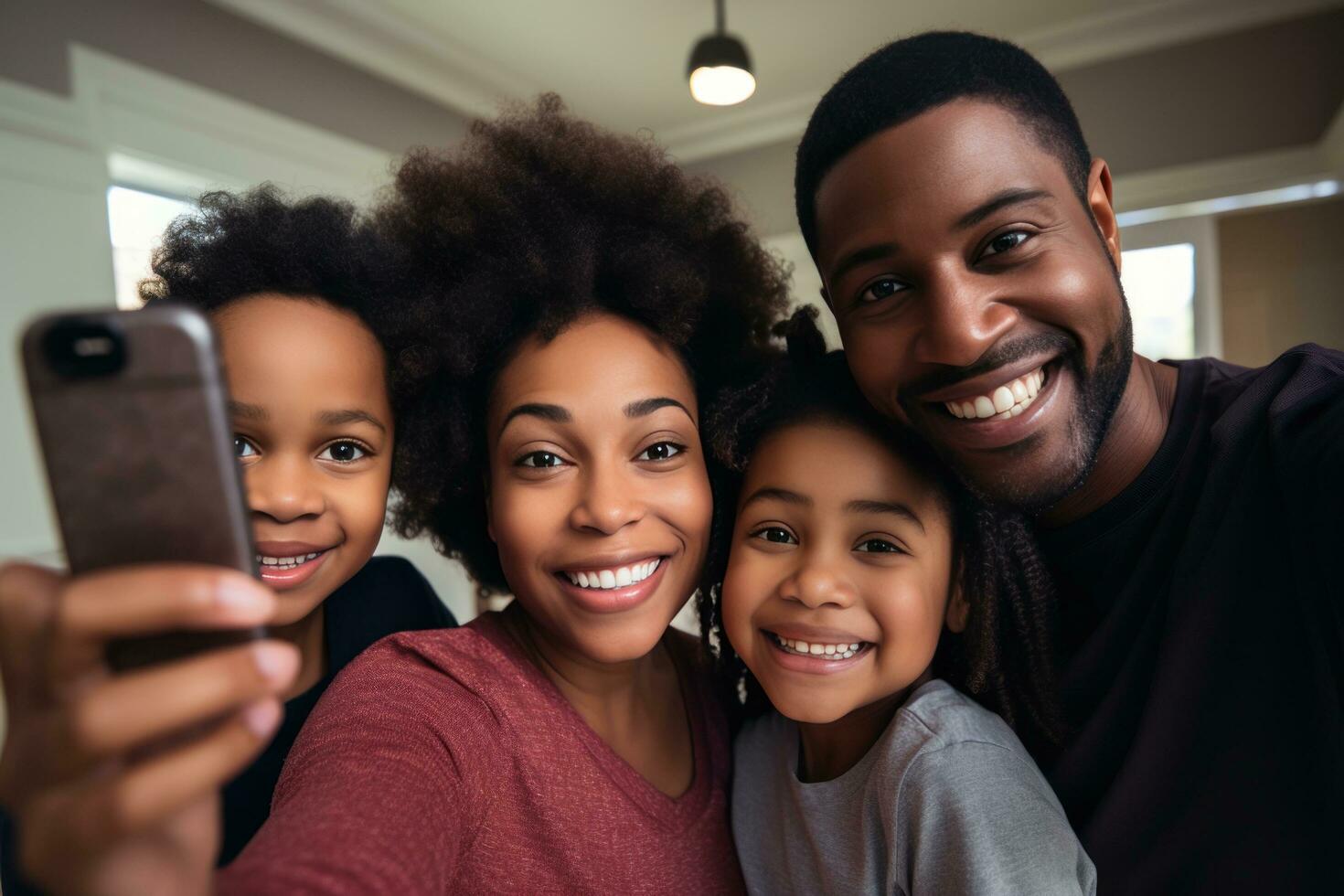 famiglia felice a casa foto