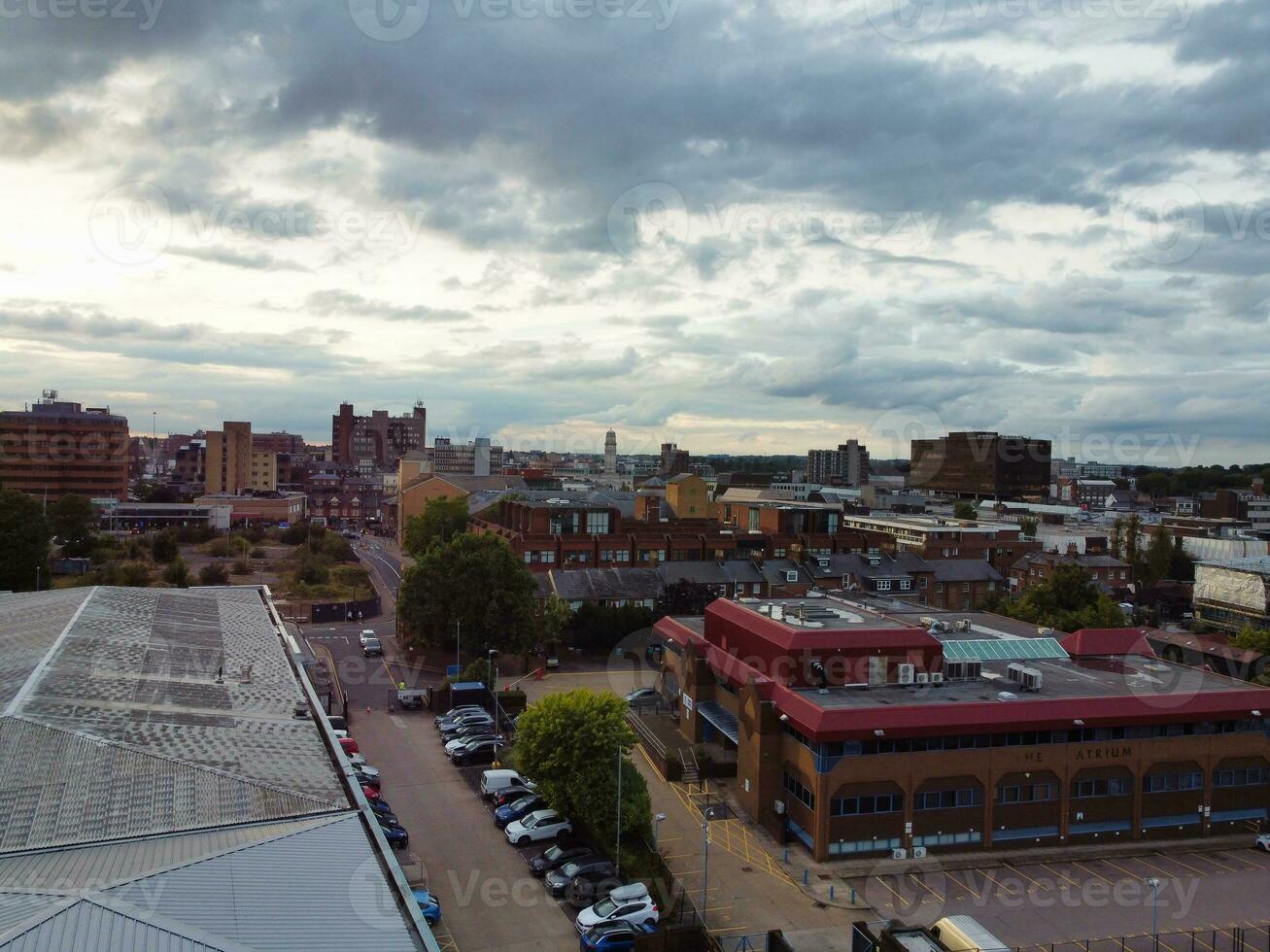 alto angolo Visualizza di Sud est centro e centrale luton città e commerciale quartiere durante tramonto. il Immagine era catturato con di droni telecamera su settembre 1°, 2023 foto