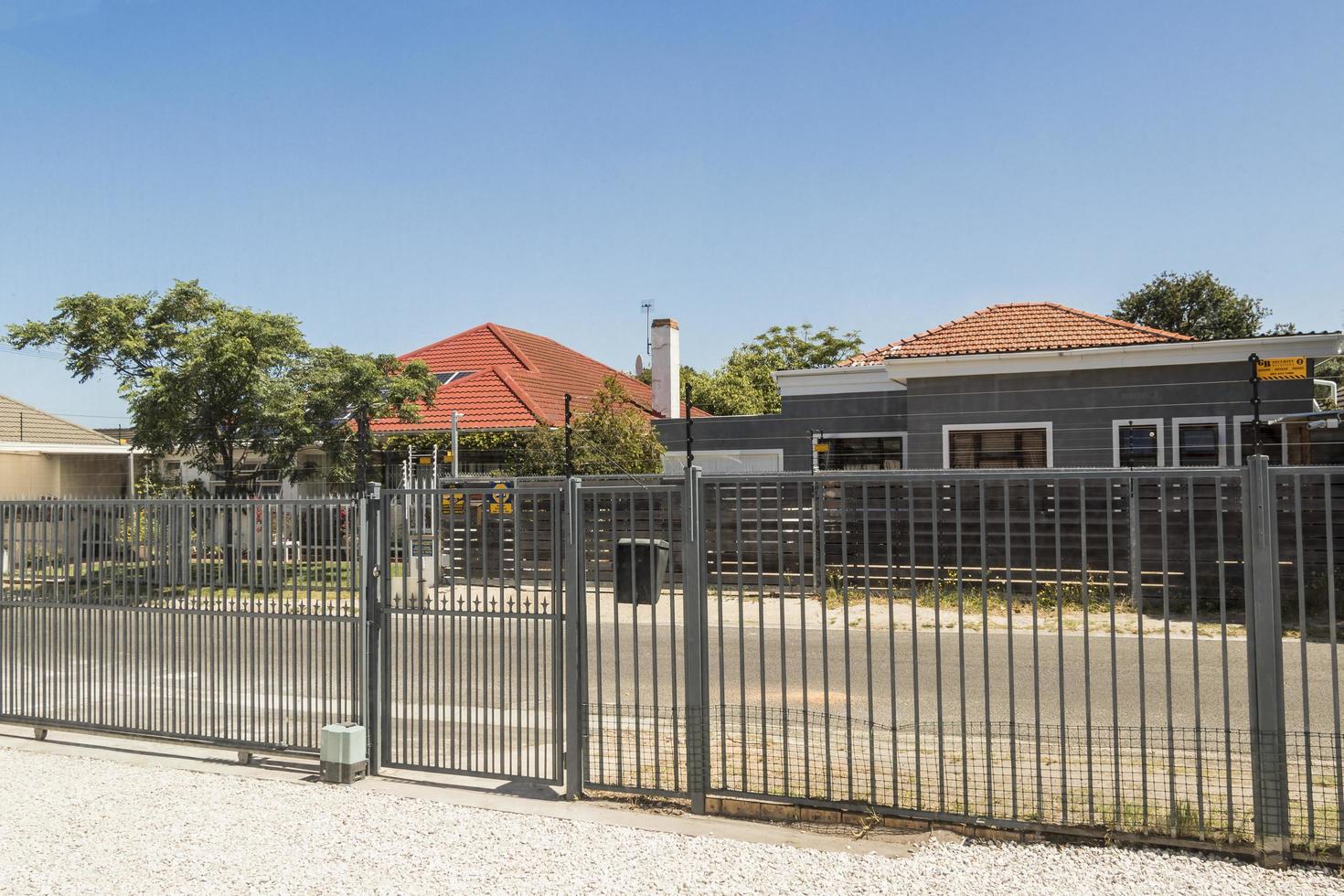 recinzioni elettriche in aree residenziali a Città del Capo, Sud Africa foto