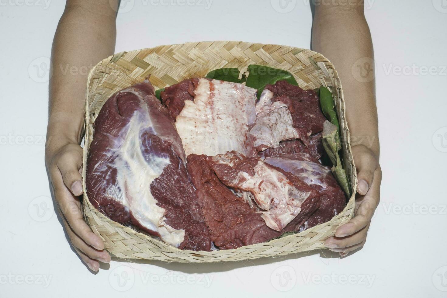 il superiore Visualizza di dando di sacrificale carne su eid al-Adha isolato di bianca sfondo foto