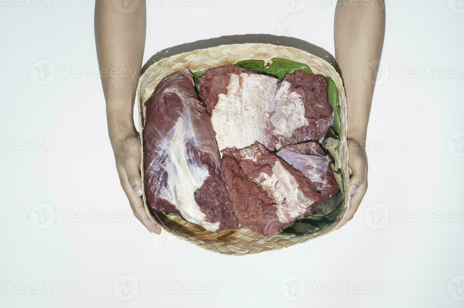 il superiore Visualizza di dando di sacrificale carne su eid al-Adha isolato di bianca sfondo foto