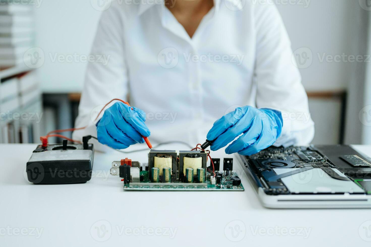 elettronica tecnico, elettronico ingegneria elettronico riparazione,elettronica misurazione e test, riparazione e Manutenzione concetti.usi un' voltaggio metro per dai un'occhiata e aggiornare foto