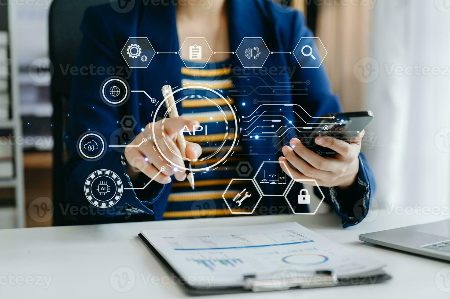 api applicazione programmazione interfaccia, donna utilizzando computer portatile, tavoletta e smartphone con virtuale schermo api icona Software sviluppo attrezzo, moderno tecnologia concetto. foto