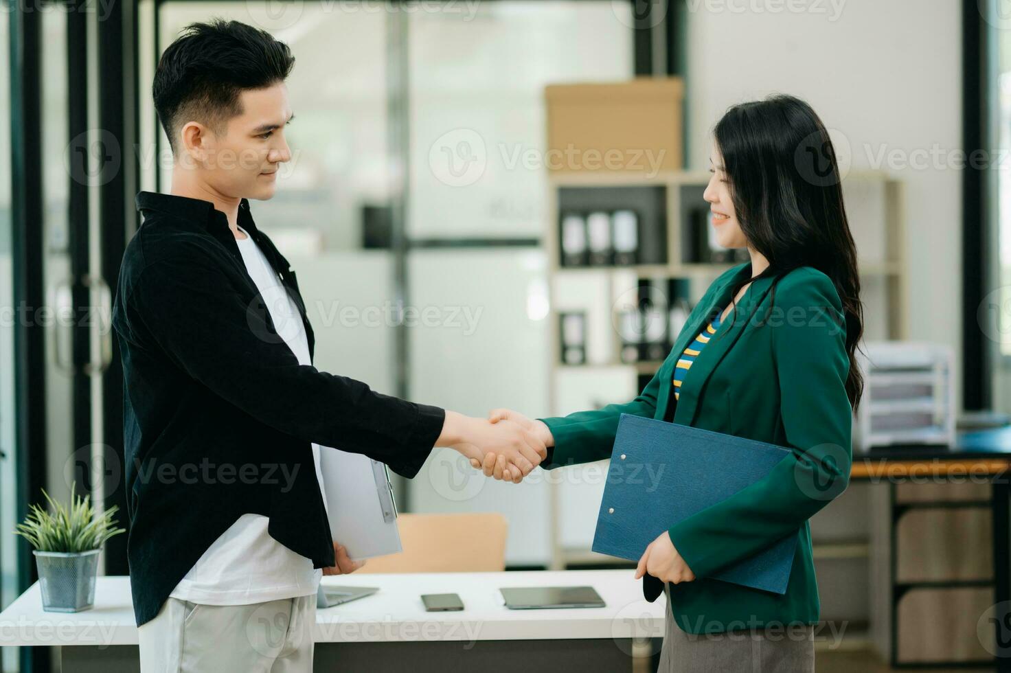 attività commerciale associazione stretta di mano concetto.foto Due collaboratori stretta di mano processo.riuscito affare dopo grande incontro. foto