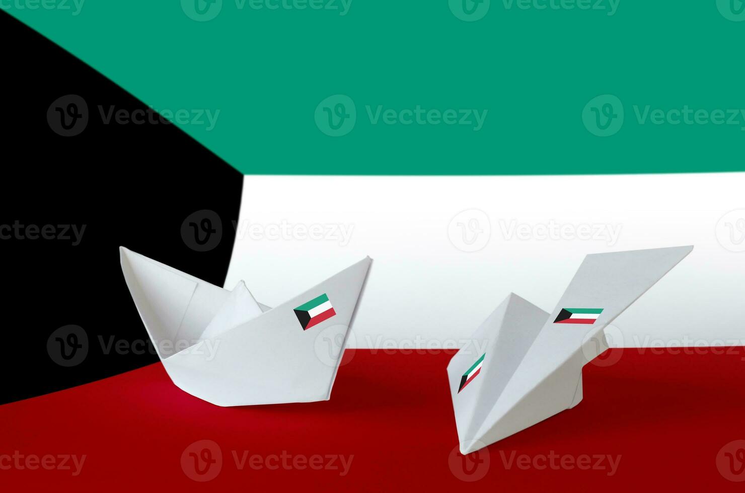 Kuwait bandiera raffigurato su carta origami aereo e barca. fatto a mano arti concetto foto