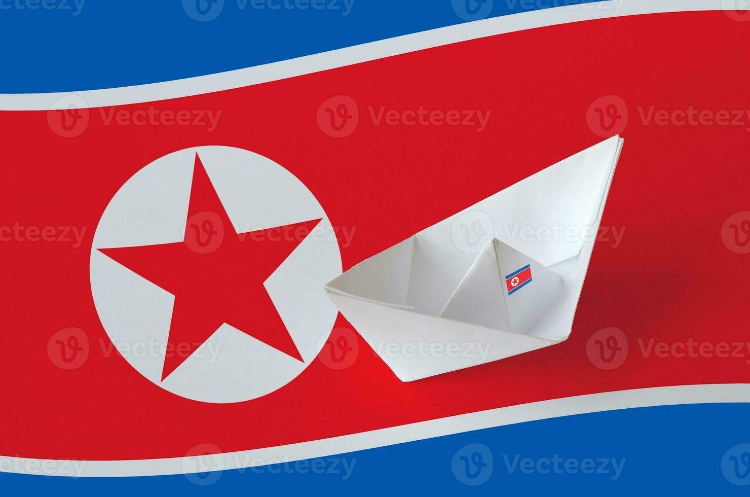nord Corea bandiera raffigurato su carta origami nave avvicinamento. fatto a mano arti concetto foto