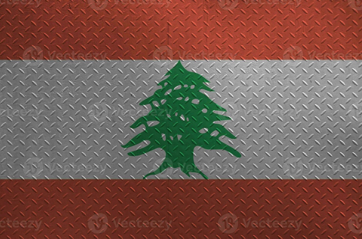 Libano bandiera raffigurato nel dipingere colori su vecchio spazzolato metallo piatto o parete avvicinamento. strutturato bandiera su ruvido sfondo foto