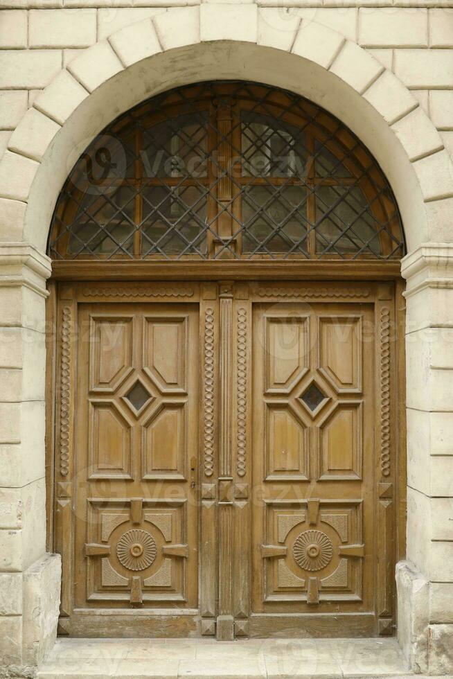 vecchio antico di legno porta struttura nel europeo medievale stile foto