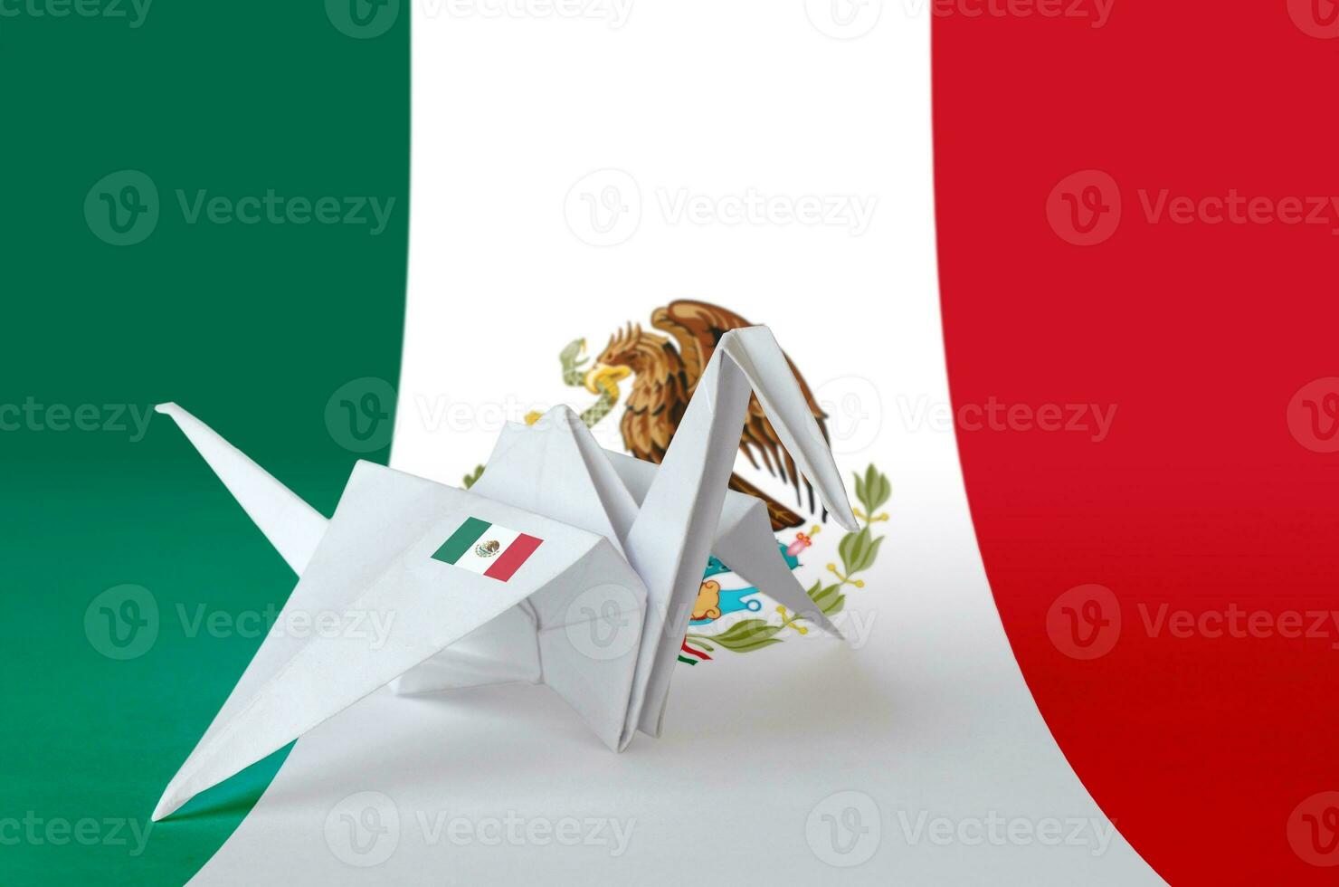 Messico bandiera raffigurato su carta origami gru ala. fatto a mano arti concetto foto