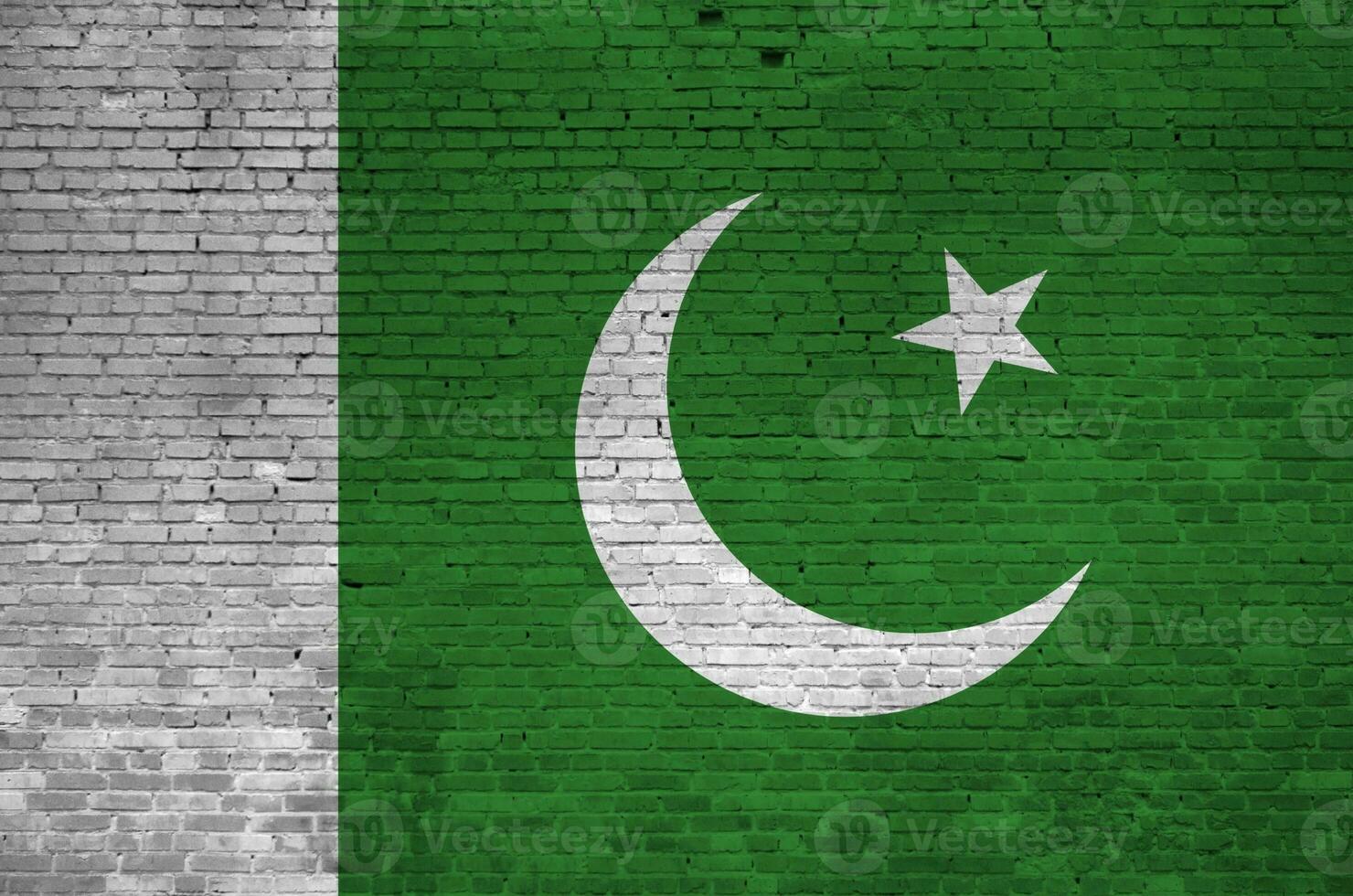 Pakistan bandiera raffigurato nel dipingere colori su vecchio mattone parete. strutturato bandiera su grande mattone parete opere murarie sfondo foto