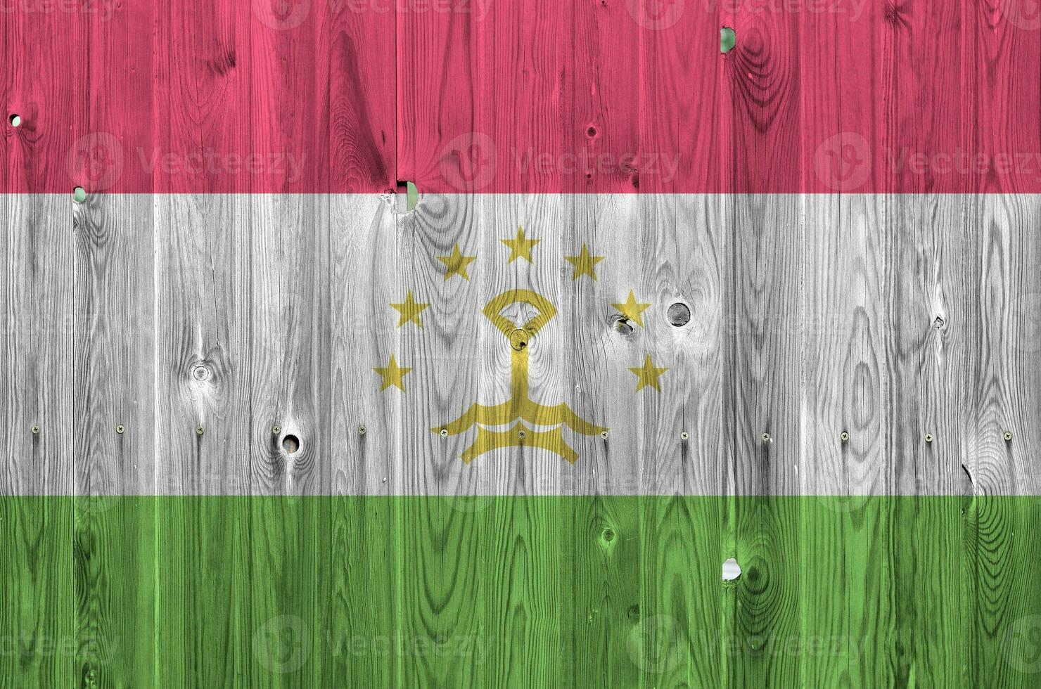 tagikistan bandiera raffigurato nel luminosa dipingere colori su vecchio di legno parete. strutturato bandiera su ruvido sfondo foto