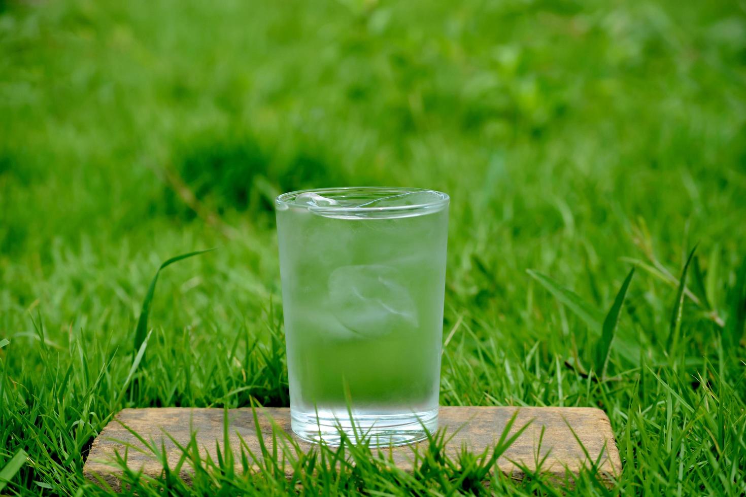 bere acqua in un bicchiere con un bicchiere di ghiaccio foto