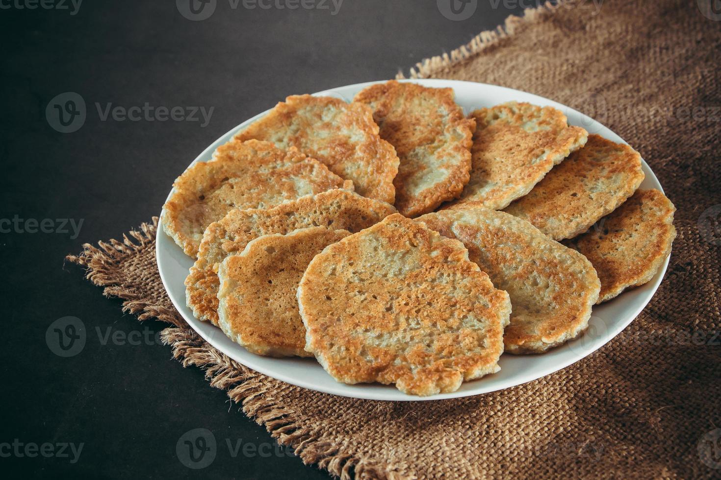 frittelle di patate su un piatto e forchetta su sfondo di lino foto