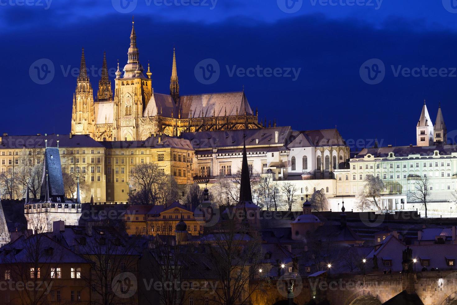 notte colorata natale innevato praga città minore con castello gotico e ponte carlo, repubblica ceca foto