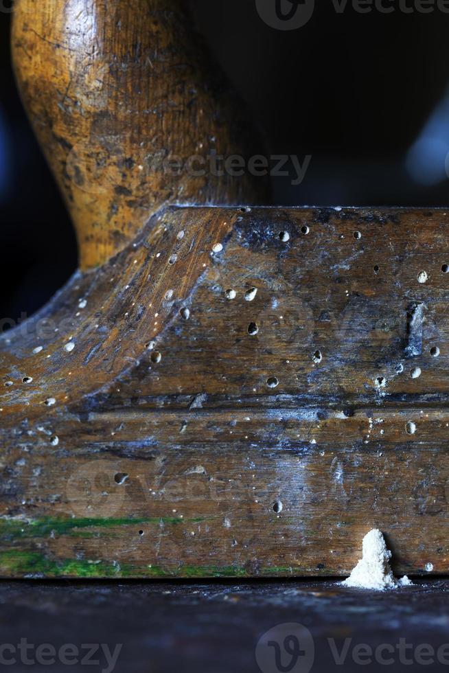 natura morta in chiaroscuro con la perlinatura e i tarli foto