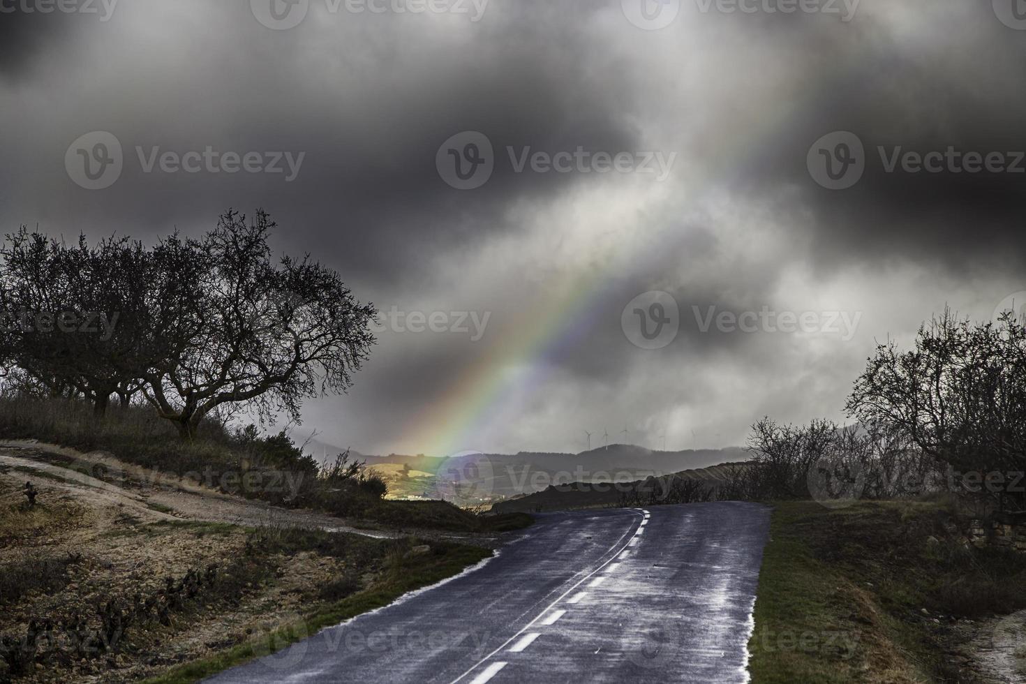 strada di montagna con uno sfondo di tempesta foto