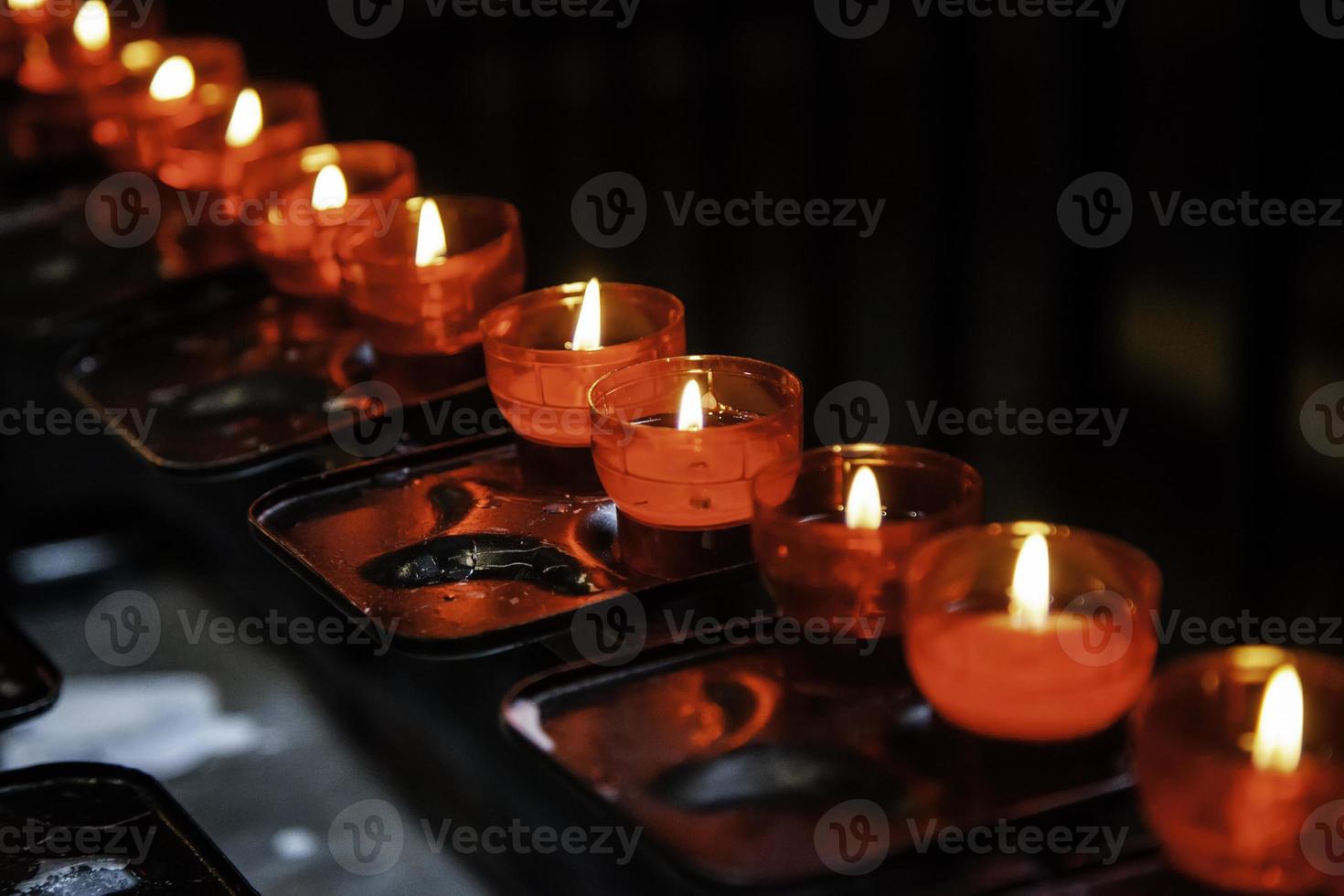 candele di cera in una chiesa foto