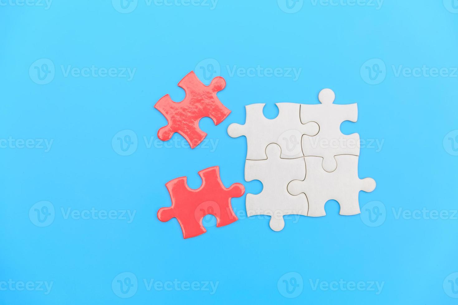 puzzle su sfondo blu. completamento dell'attività finale, pezzi mancanti del puzzle e concetto di business con un pezzo del puzzle mancante. foto