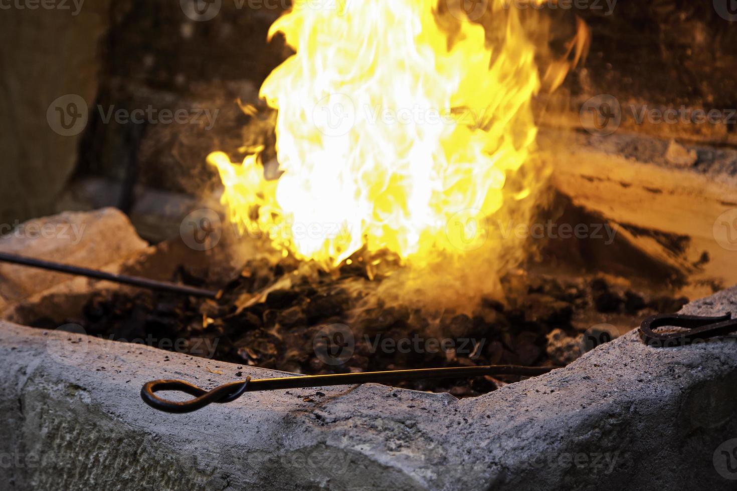 fuoco di carbone in una fucina foto